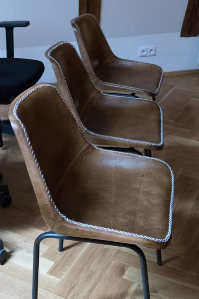 Una linea di vecchie sedie — Foto Stock