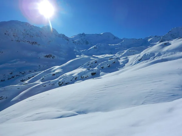 Skitouring 在美丽的雪山阿尔卑斯山 — 图库照片