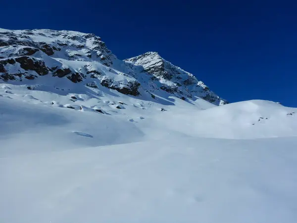 Skitouring i vackra snöiga Alperna — Stockfoto