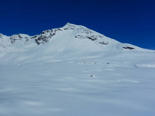 아름 다운 눈 덮인 알프스에서 skitouring — 스톡 사진
