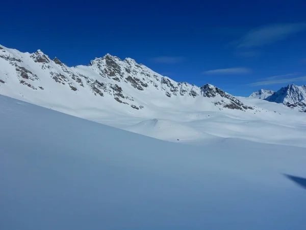 Skitouring en hermosos alpes nevados — Foto de Stock