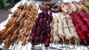 forodhani bahçesinde geleneksel zanzibar gıda pazarı