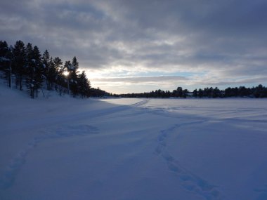 donmuş gölün Kuzey lappland Finlandiya
