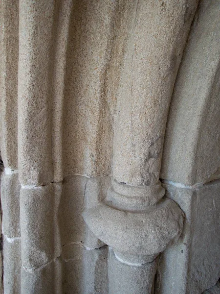 Детали резного каменного портала готической церкви — стоковое фото