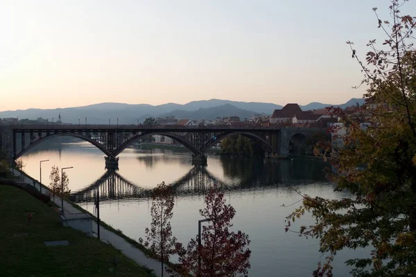 Stari meest over drava rivier in Maribor Slovenië — Stockfoto