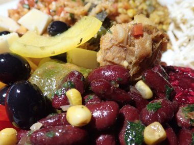 Tabağa karışık çeşitli sebze salataları.