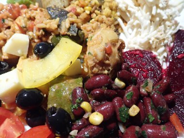 Tabağa karışık çeşitli sebze salataları.