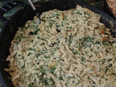 Kızartma tavasında karışık salatalar