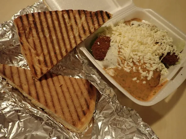 Falafel com salada e molho e queijo de fast food — Fotografia de Stock