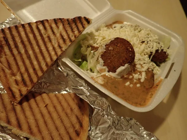 Falafel com salada e molho e queijo de fast food — Fotografia de Stock