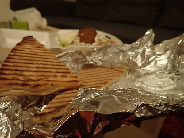 Falafel med sallad och sås och ost från snabbmat — Stockfoto