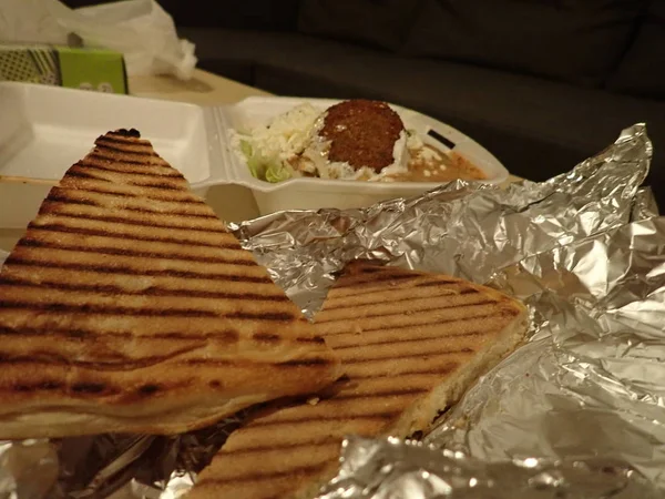 Falafel com salada e molho e queijo de fast food — Fotografia de Stock