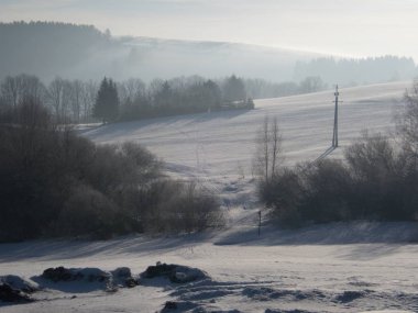 Güzel, sakin, güneşli kış manzarası.