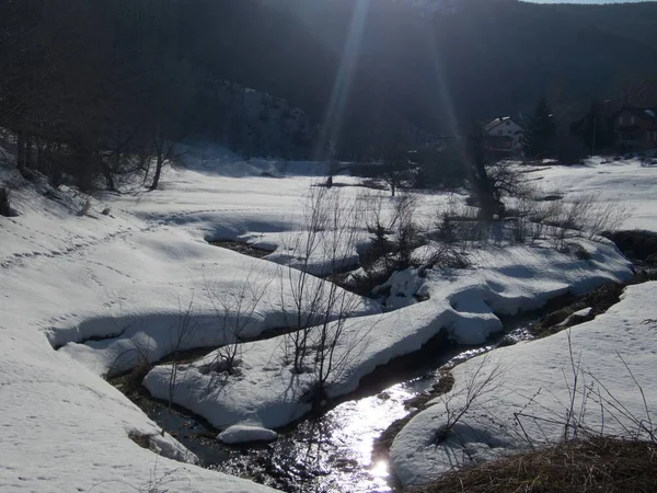 Bellissimo paesaggio invernale tranquillo e soleggiato — Foto Stock