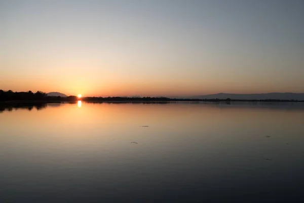 Naplemente a ptujsko jezero gát felett a drava folyón Ptuj-ban, Szlovéniában — Stock Fotó