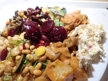 Taze sebze salatası.