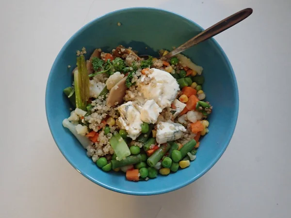 Porce čerstvého teplého zeleninového salátu — Stock fotografie