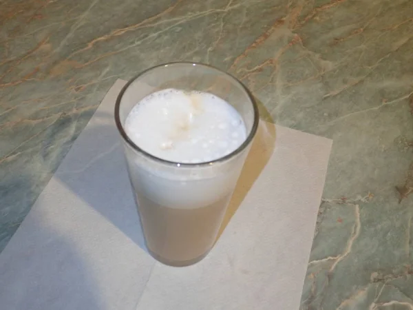 Glas heißen Café Latte — Stockfoto