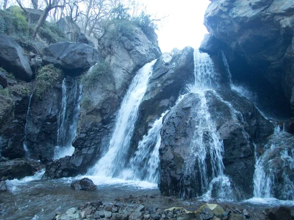 Wasserfall an einem kleinen Bach in Imlil in Marokko — Stockfoto