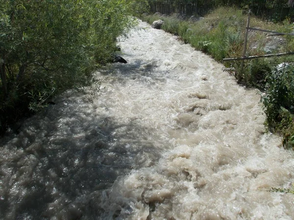 Esposa salvaje en las montañas con demasiada agua —  Fotos de Stock