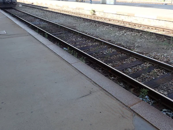 Пустые железные рельсы для поезда — стоковое фото