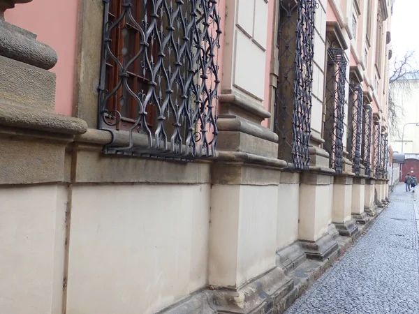 Vieja jaula de ventana de hierro tallado — Foto de Stock