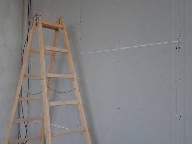  Sıva tahtaları ve merdiveni olan bir bina.