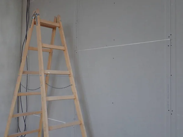 Canteiro de obras com placas de gesso e uma escada — Fotografia de Stock