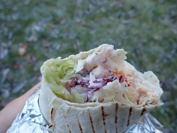 Kebap tortilla comida de rua embalado para levar embora — Fotografia de Stock