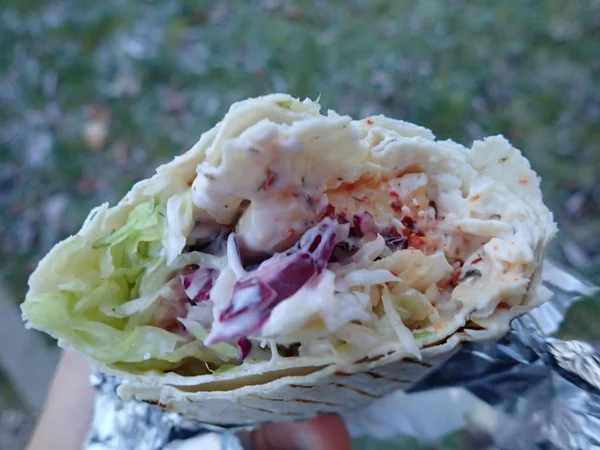 Kebap tortilla comida de rua embalado para levar embora — Fotografia de Stock