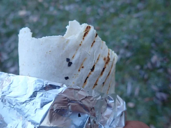 Кебап тортилья уличная еда упакована, чтобы забрать — стоковое фото