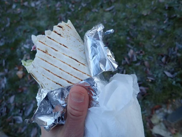 Kebap tortilla comida de rua embalado para levar embora — Fotografia de Stock