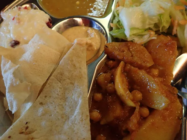 带有色拉的印度食物，放在金属盘上 — 图库照片