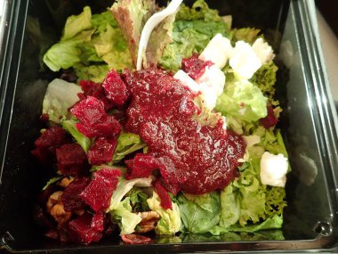 salata yeşil marul ve pancar ve peynir.