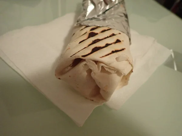 Kebap tortilla comida de rua embalado para levar embora — Fotografia de Stock