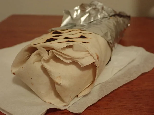 Kebap tortilla pouliční jídlo zabalené odnést — Stock fotografie