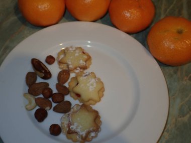 Noel kurabiyeleri fındık ve meyve ile servis edilir.