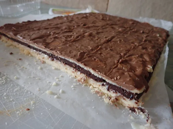 Pastel de chocolate hecho en casa preparado para cortar porciones —  Fotos de Stock