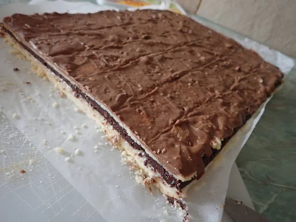 Шоколадний торт готується для різання порцій — стокове фото