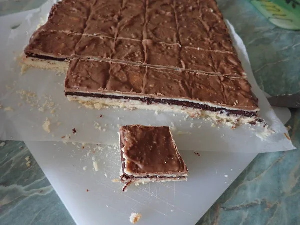 Bolo de chocolate caseiro preparado para cortar porções — Fotografia de Stock