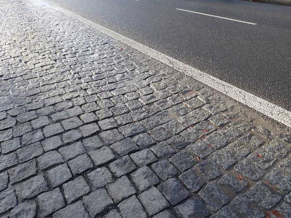 Pavé texture de chaussée mouillé après la pluie — Photo