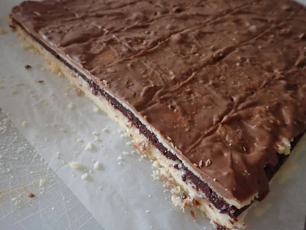 Torta al cioccolato fatta in casa preparata per tagliare porzioni — Foto Stock