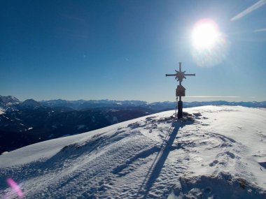 Avusturalya 'nın onuncu göbeğinde Laufener kulübesinde kışın sıçrıyor.