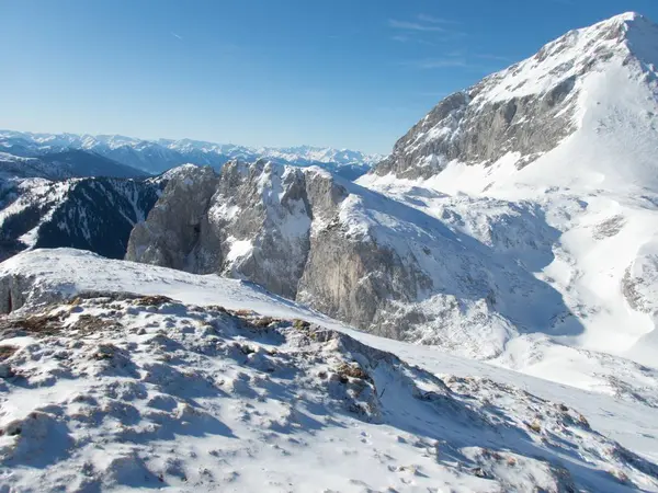 Winterskigebiet rund um die Laufener Hütte im tennengebirge in Österreich — Stockfoto