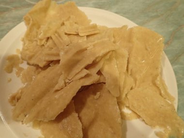 Tabakta taze çiğ kepekli hamur.