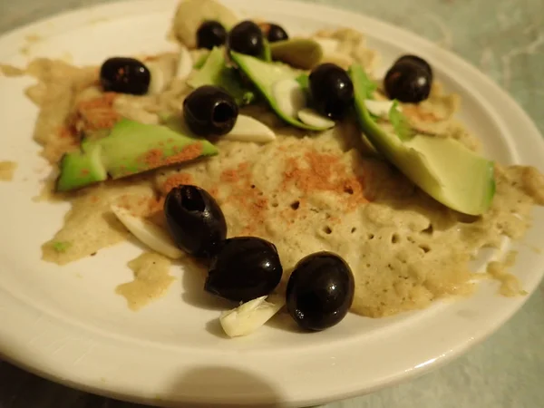 Salty porridge with olives and avocado — Stock Photo, Image