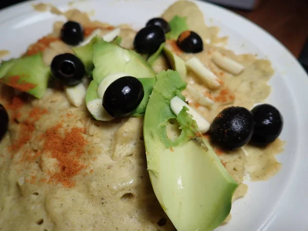 Salty porridge with olives and avocado — ストック写真