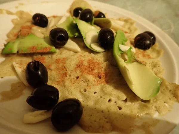 Salzbrei mit Oliven und Avocado — Stockfoto