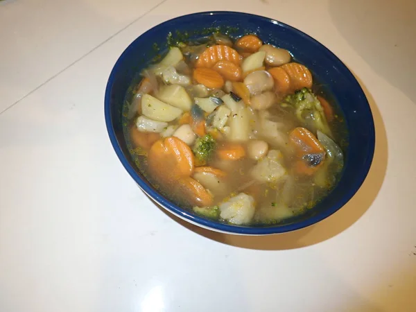 Frische hausgemachte gesunde Gemüsesuppe — Stockfoto