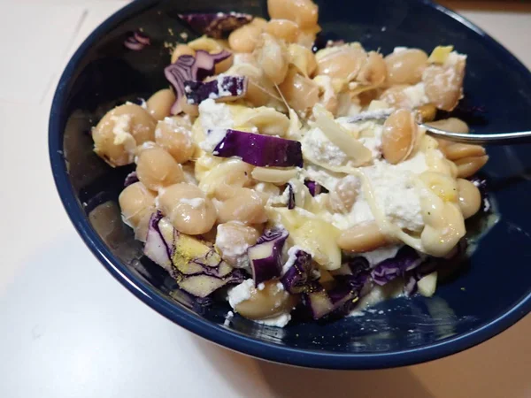 Groente en peulvruchten salade met room — Stockfoto